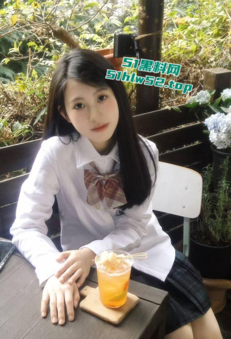 性感人妻少妇【小楼】穿着黑丝高跟被炮友各种体位抽插爆操，伴随着荡妇的淫叫，射到她的丝袜玉足上！  第3张