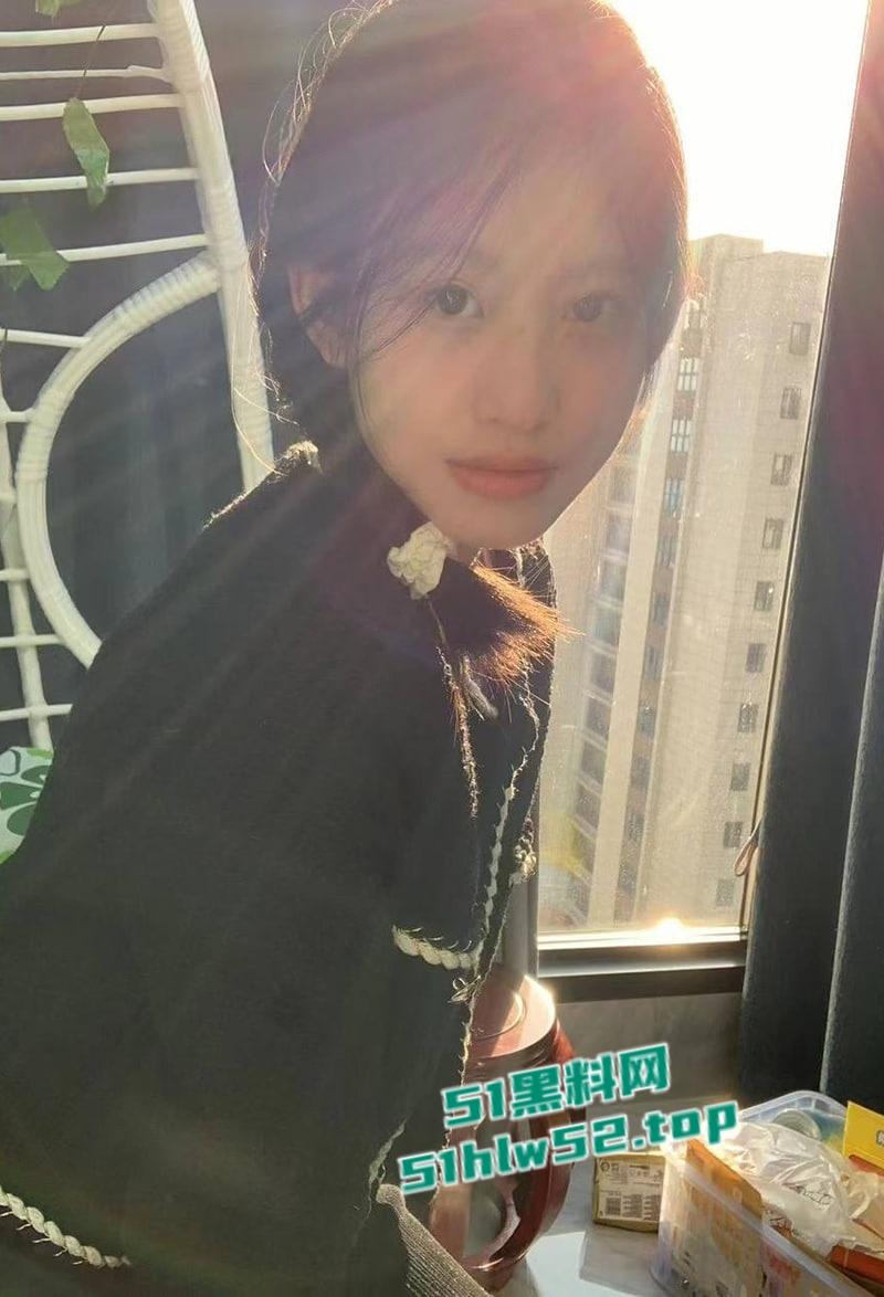 性感人妻少妇【小楼】穿着黑丝高跟被炮友各种体位抽插爆操，伴随着荡妇的淫叫，射到她的丝袜玉足上！  第5张