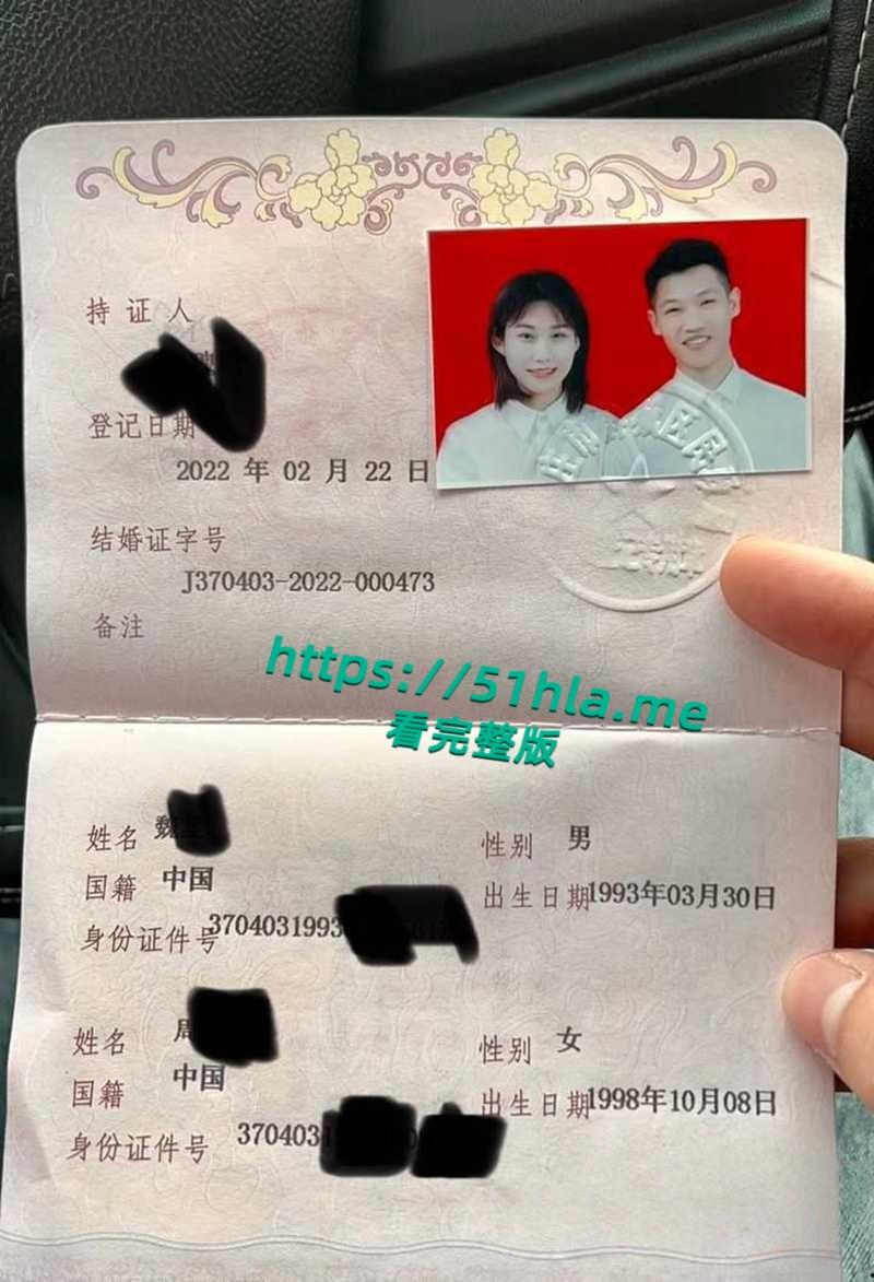 山东枣庄新婚夫妇酒店性爱私拍泄密，98年骚妻露脸激情口交，穿开档黑丝撅蜜桃臀被后入猛操！  第1张