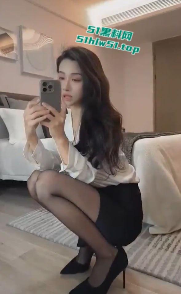 抖音极品擦边主播【大栗】福利视频来袭，大长腿御姐三点全露，土豪们真是太会调教玩弄！  第3张