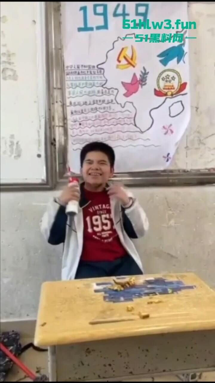 广东吴川中学一学生在教室被同学群殴,口塞异物拖把打脸,学校却让旁观同学删视频。 第1张 广东吴川中学一学生在教室被同学群殴,口塞异物拖把打脸,学校却让旁观同学删视频。 第1张