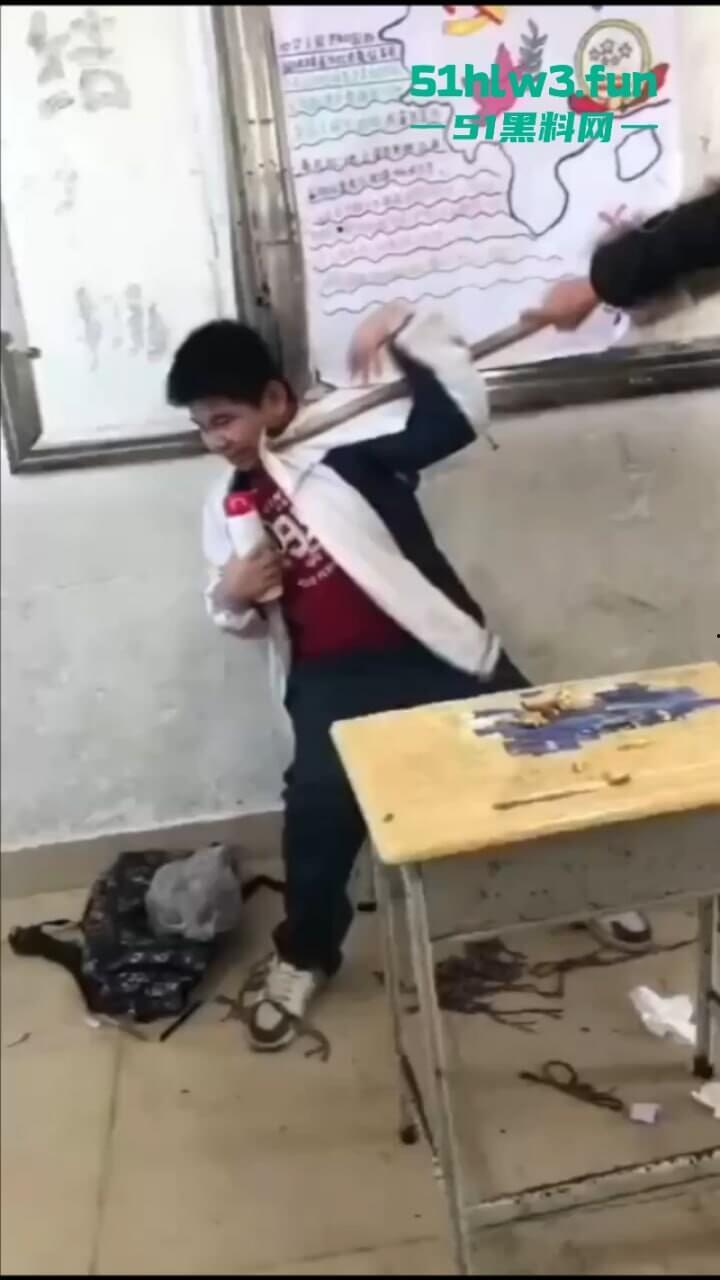 广东吴川中学一学生在教室被同学群殴,口塞异物拖把打脸,学校却让旁观同学删视频。 第2张 广东吴川中学一学生在教室被同学群殴,口塞异物拖把打脸,学校却让旁观同学删视频。 第2张