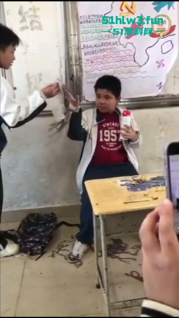 广东吴川中学一学生在教室被同学群殴,口塞异物拖把打脸,学校却让旁观同学删视频。 第3张 广东吴川中学一学生在教室被同学群殴,口塞异物拖把打脸,学校却让旁观同学删视频。 第3张