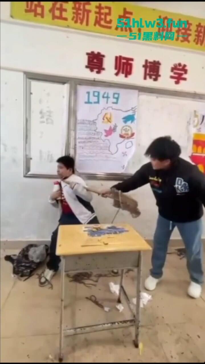 广东吴川中学一学生在教室被同学群殴,口塞异物拖把打脸,学校却让旁观同学删视频。 第4张 广东吴川中学一学生在教室被同学群殴,口塞异物拖把打脸,学校却让旁观同学删视频。 第4张