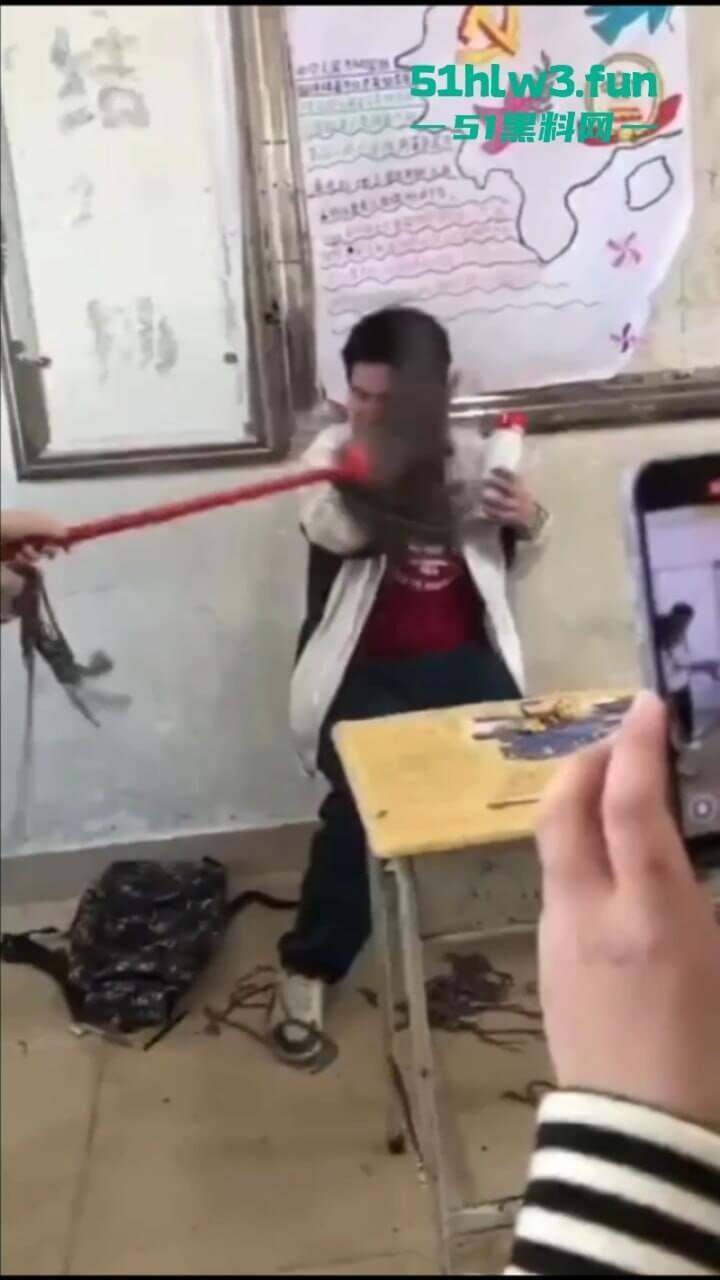 广东吴川中学一学生在教室被同学群殴,口塞异物拖把打脸,学校却让旁观同学删视频。 第5张 广东吴川中学一学生在教室被同学群殴,口塞异物拖把打脸,学校却让旁观同学删视频。 第5张