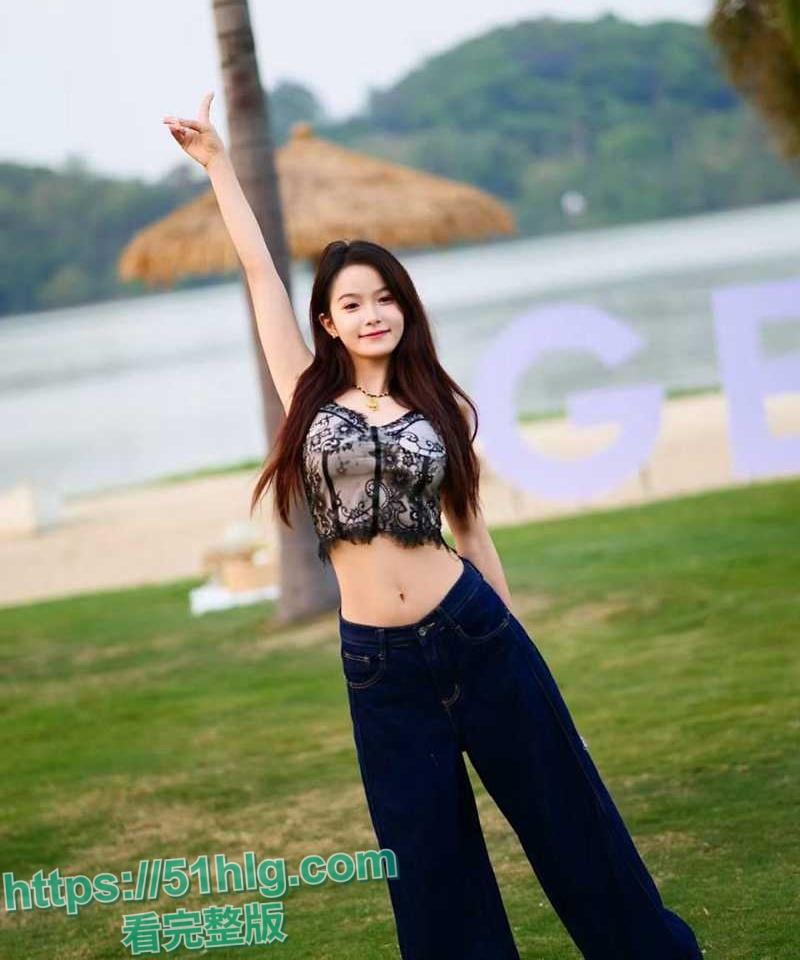 【湖南】18岁高颜值嫩妹【徐七七】被金主包养视频流出 人瘦奶大 粉红嫩穴 主动骑乘金主大屌 无套内射 激情四射  第1张