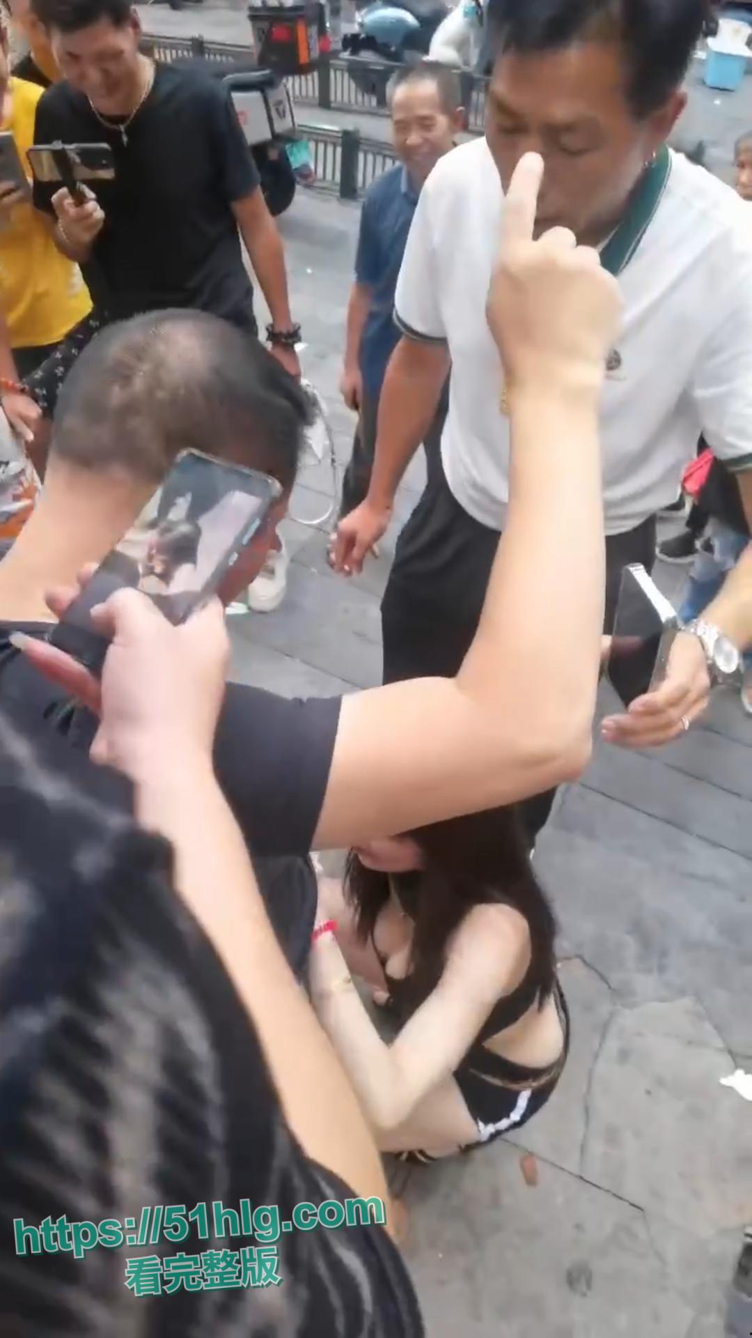 【广州】街头火辣诱惑,性感女郎勾魂挑逗,大跳艳舞勾起男人欲望,围观群众疯狂喧哗 第5张 【广州】街头火辣诱惑,性感女郎勾魂挑逗,大跳艳舞勾起男人欲望,围观群众疯狂喧哗 第5张