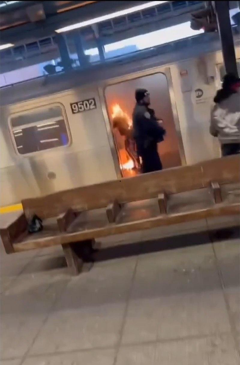 美国纽约地铁上一女子活活被烧死视频流出 嫌疑人冷血在旁观看 现场画面堪比好莱坞大片 视觉效果绝对震撼你的眼球 第2张 美国纽约地铁上一女子活活被烧死视频流出 嫌疑人冷血在旁观看 现场画面堪比好莱坞大片 视觉效果绝对震撼你的眼球 第2张