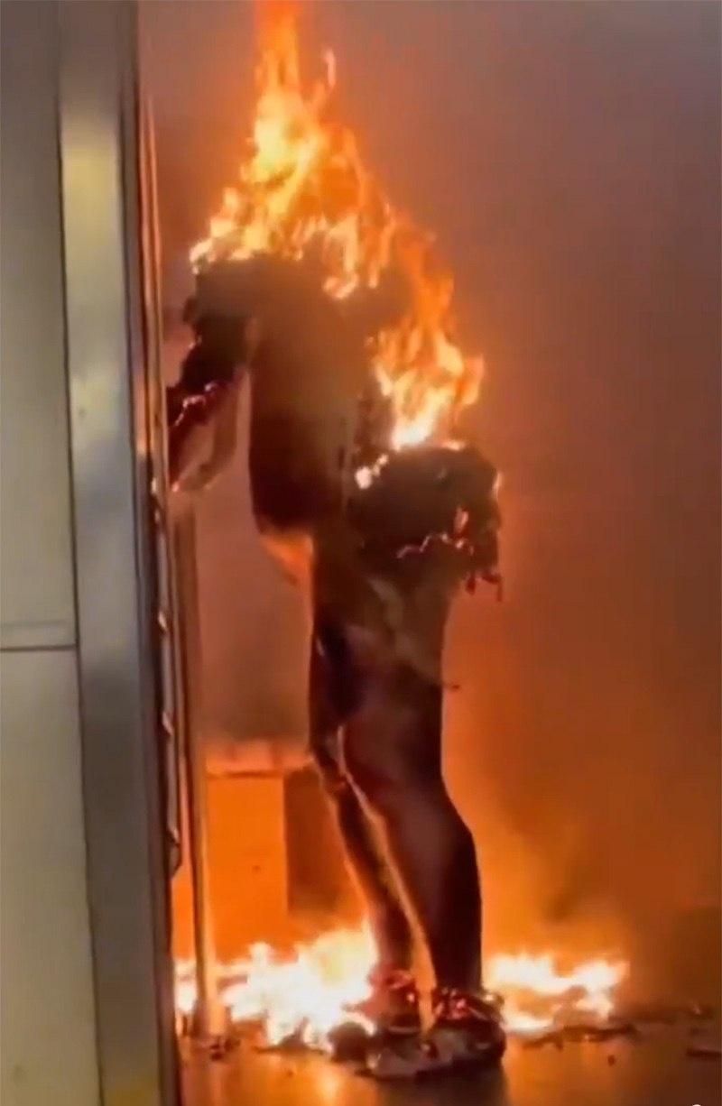 美国纽约地铁上一女子活活被烧死视频流出 嫌疑人冷血在旁观看 现场画面堪比好莱坞大片 视觉效果绝对震撼你的眼球 第3张 美国纽约地铁上一女子活活被烧死视频流出 嫌疑人冷血在旁观看 现场画面堪比好莱坞大片 视觉效果绝对震撼你的眼球 第3张