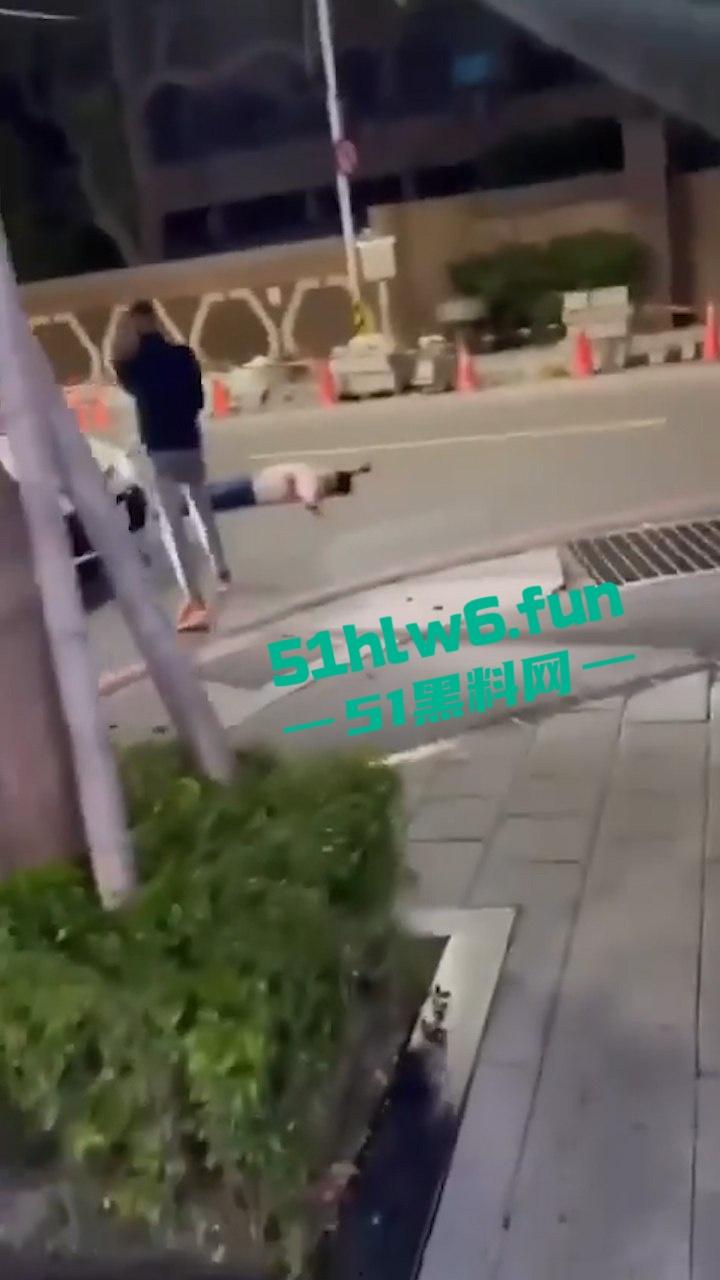 四川成都街头一男子遭多人围攻被砍数刀，血腥仇杀场面比电影还精彩。  第1张