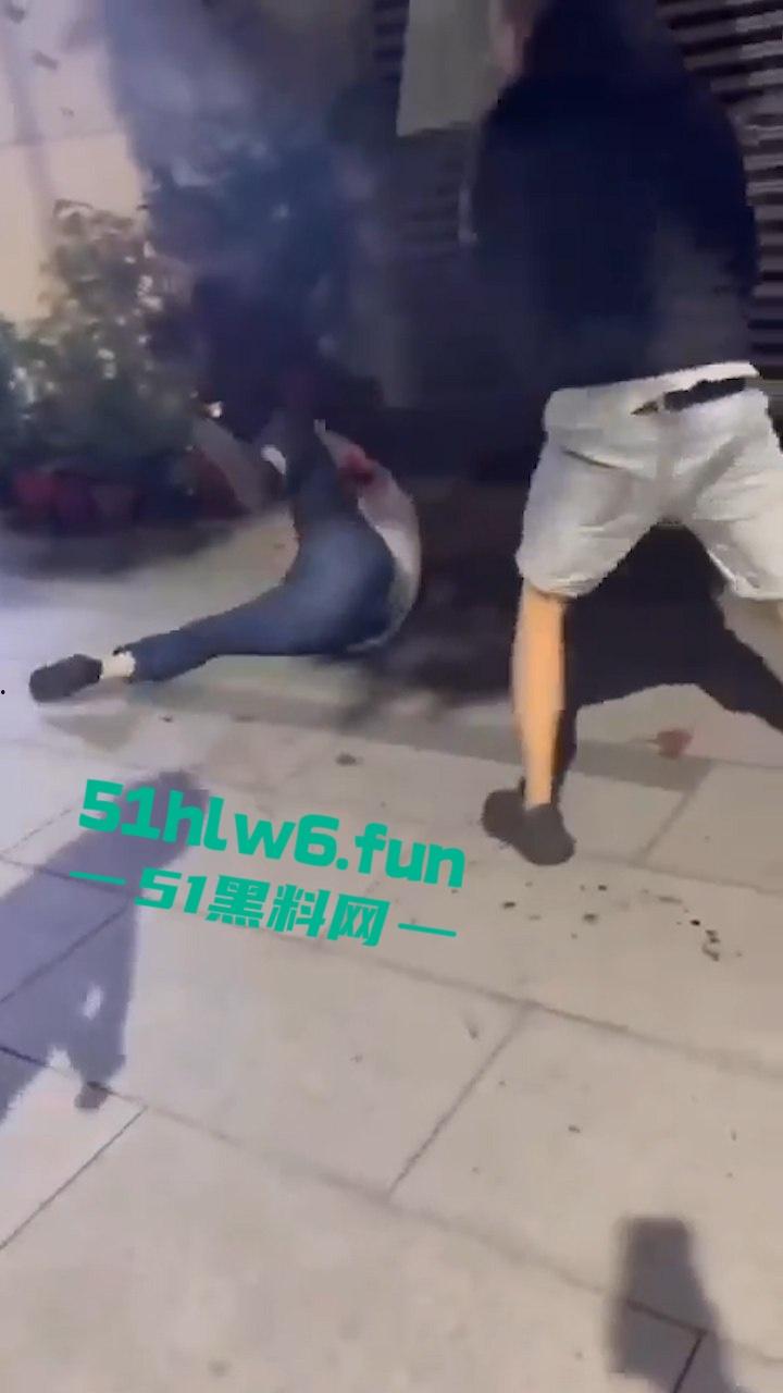 四川成都街头一男子遭多人围攻被砍数刀，血腥仇杀场面比电影还精彩。  第2张