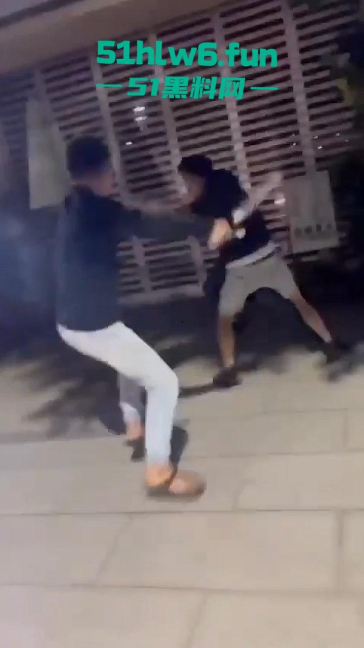 四川成都街头一男子遭多人围攻被砍数刀，血腥仇杀场面比电影还精彩。  第3张