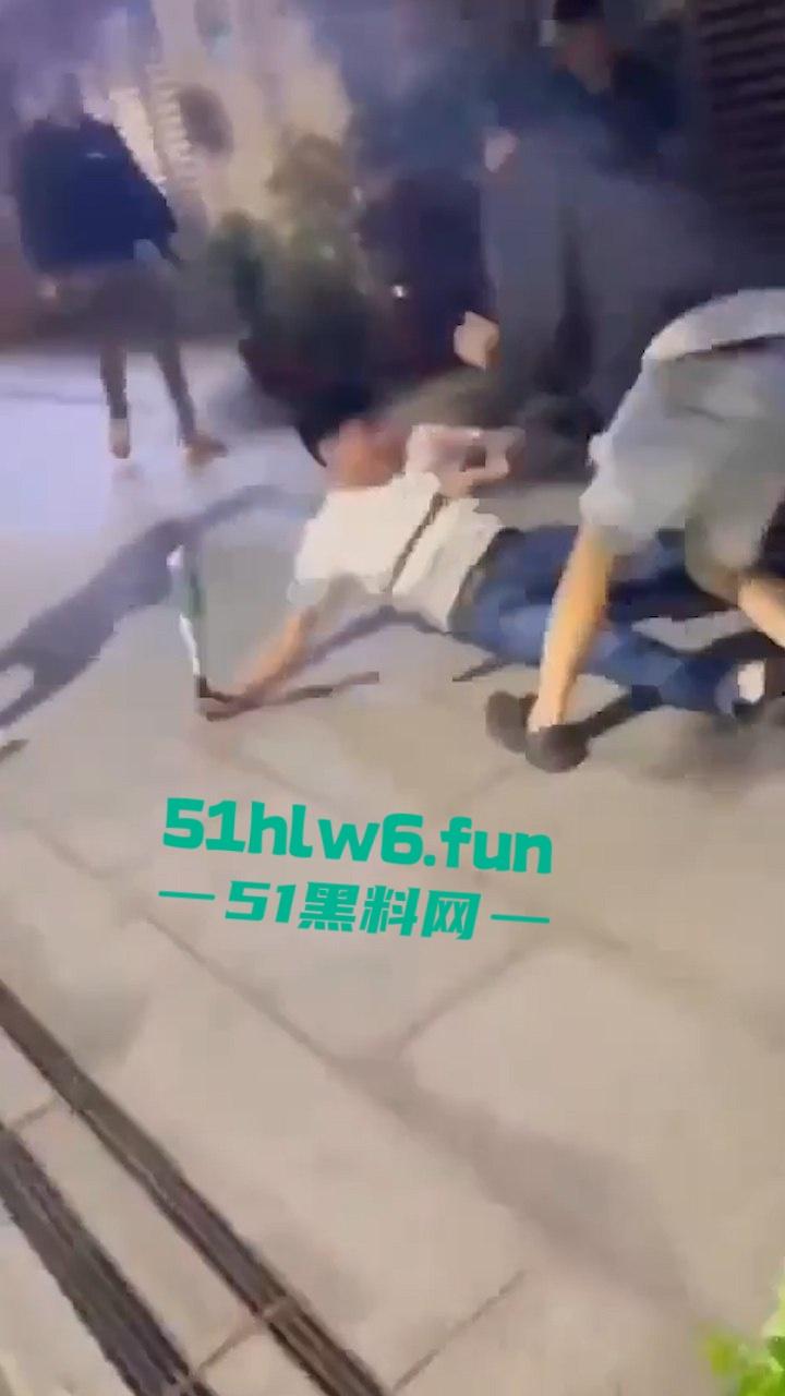 四川成都街头一男子遭多人围攻被砍数刀，血腥仇杀场面比电影还精彩。  第6张