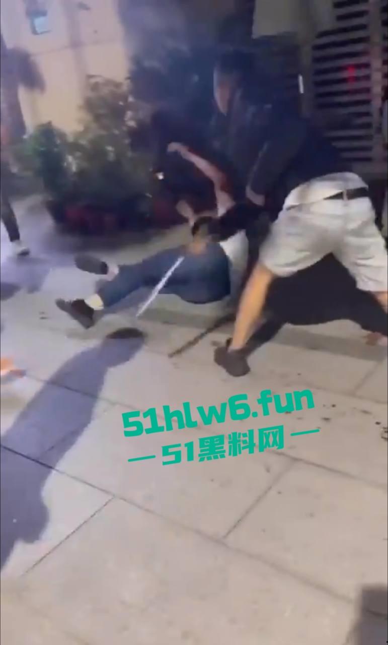 四川成都街头一男子遭多人围攻被砍数刀，血腥仇杀场面比电影还精彩。  第7张