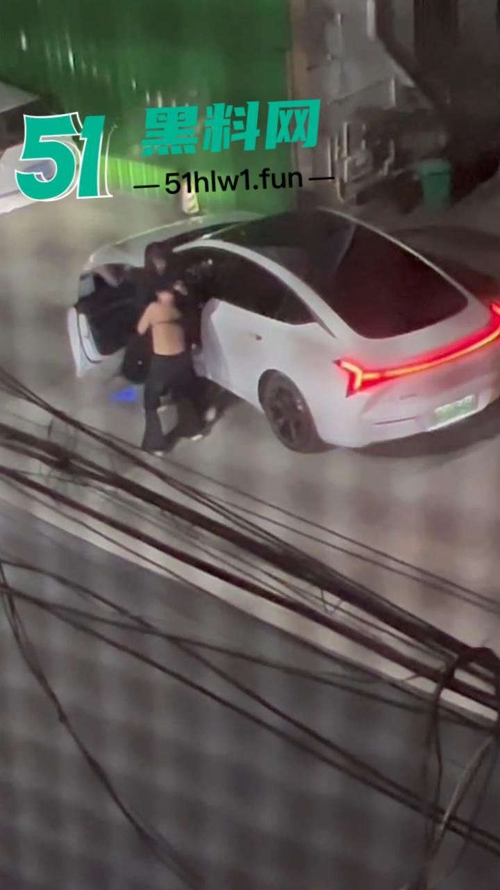 重庆原配大战小三，这小三不好当被原配堵在家楼下，拽头发各种殴打看来是真生气战斗力暴增。  第1张