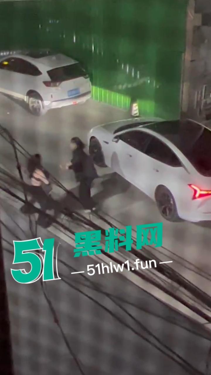 重庆原配大战小三，这小三不好当被原配堵在家楼下，拽头发各种殴打看来是真生气战斗力暴增。  第2张