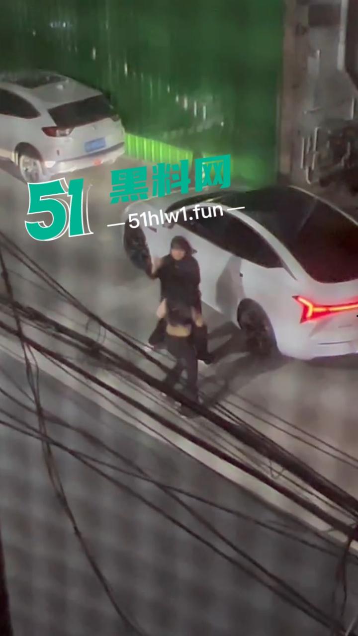 重庆原配大战小三，这小三不好当被原配堵在家楼下，拽头发各种殴打看来是真生气战斗力暴增。  第3张