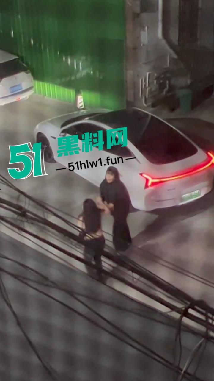 重庆原配大战小三，这小三不好当被原配堵在家楼下，拽头发各种殴打看来是真生气战斗力暴增。  第4张