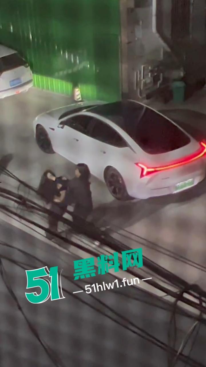 重庆原配大战小三，这小三不好当被原配堵在家楼下，拽头发各种殴打看来是真生气战斗力暴增。  第5张