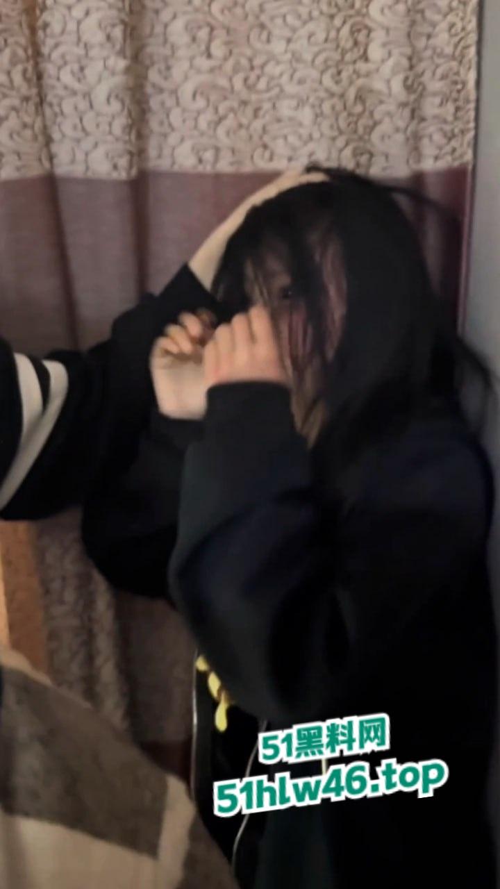 天津精神小妹围殴女孩，社会的底层女人将其骗到出租屋群殴爆揍，完全没有基本的法律意识。  第3张