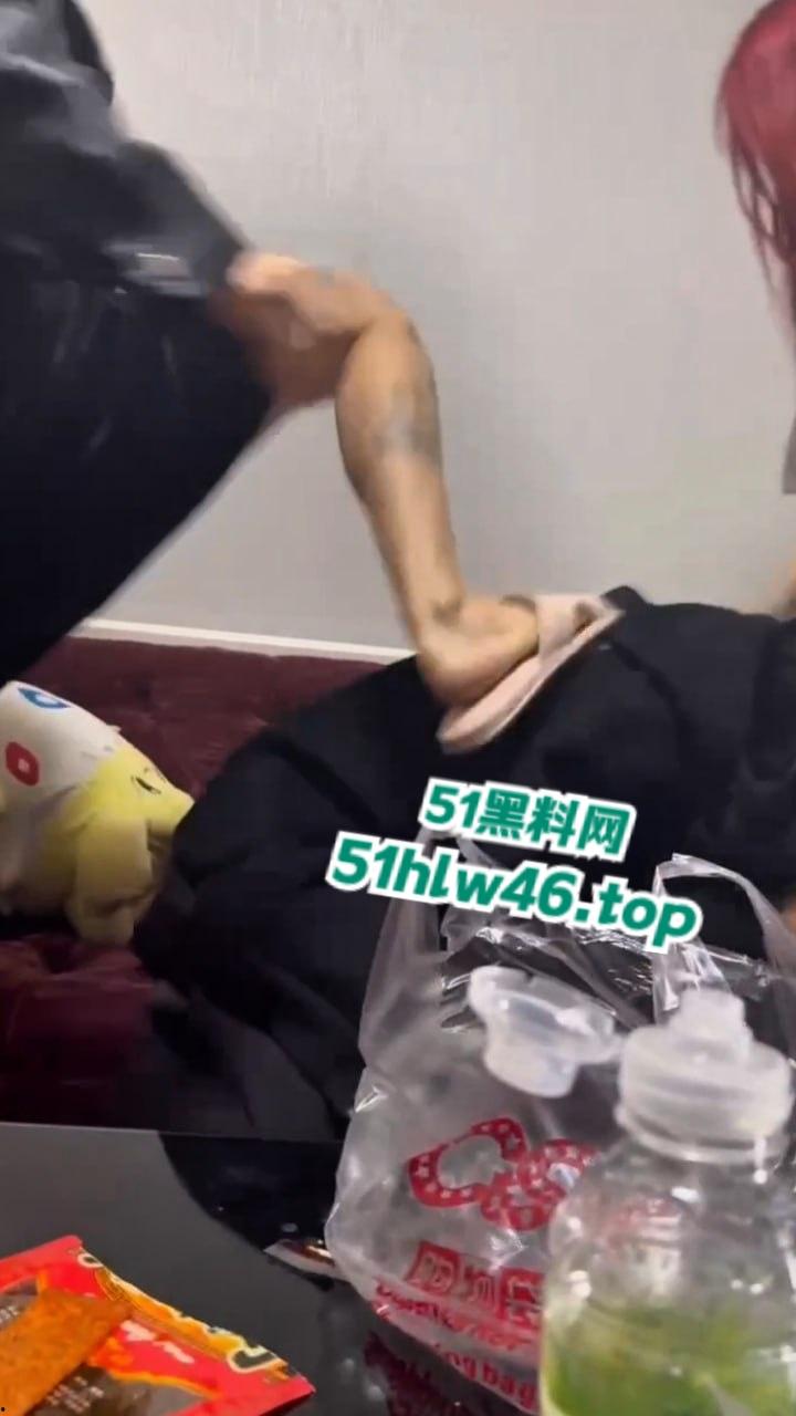 天津精神小妹围殴女孩，社会的底层女人将其骗到出租屋群殴爆揍，完全没有基本的法律意识。  第5张