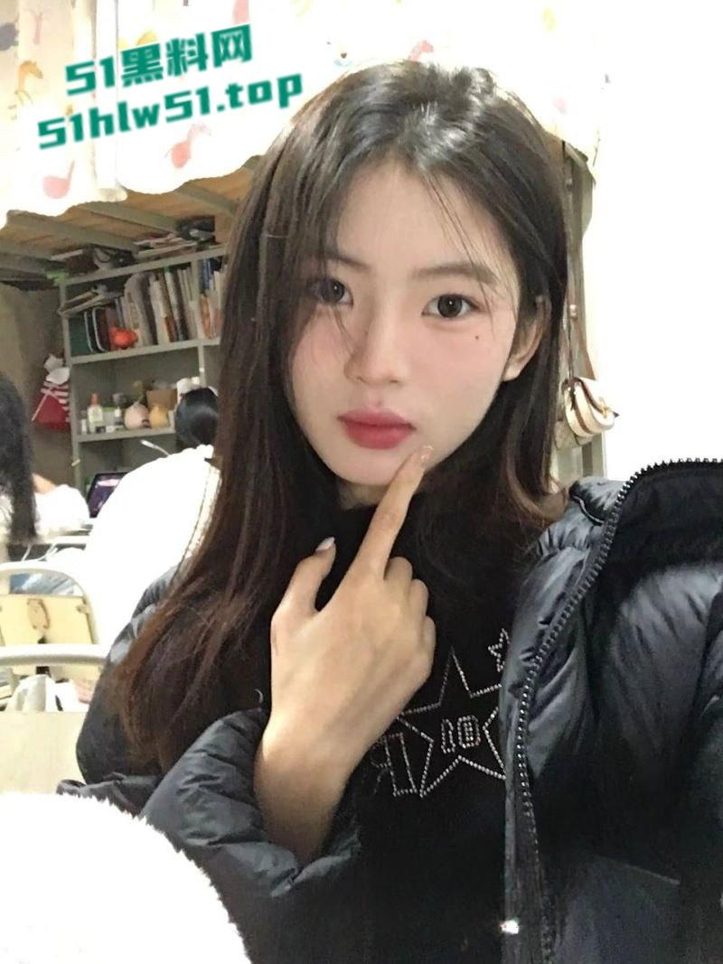 湖南清纯学生妹惨遭精神黄毛做爱，私密拍摄视频曝光，身材娇小曲线撩人，白虎嫩穴被黄毛无套爆操淫叫连连！  第1张