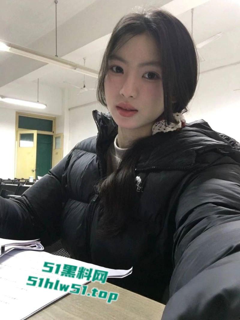 湖南清纯学生妹惨遭精神黄毛做爱，私密拍摄视频曝光，身材娇小曲线撩人，白虎嫩穴被黄毛无套爆操淫叫连连！  第2张