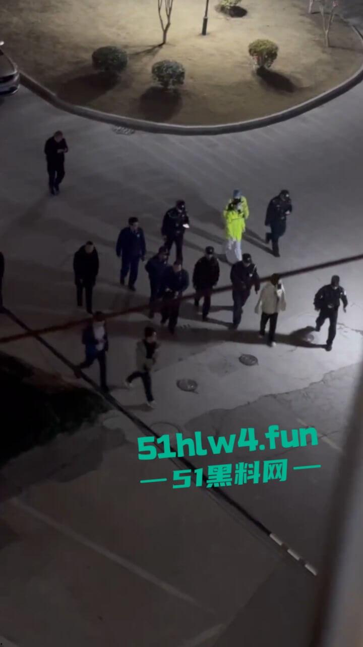 吉利学院杀人事件，女学生遭遇猥亵推搡中持刀将男子捅死，女孩已经被特警带走。  第2张