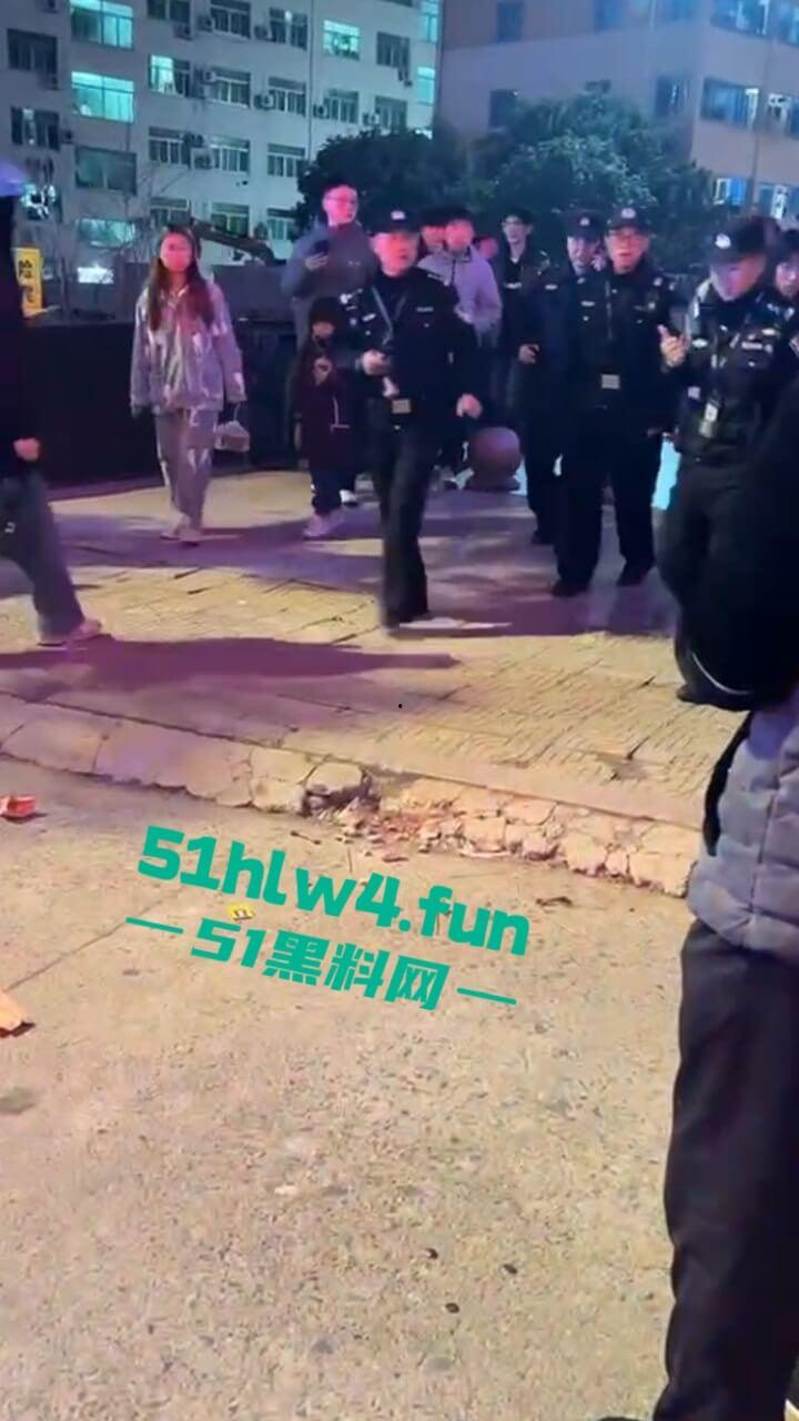 吉利学院杀人事件，女学生遭遇猥亵推搡中持刀将男子捅死，女孩已经被特警带走。  第3张