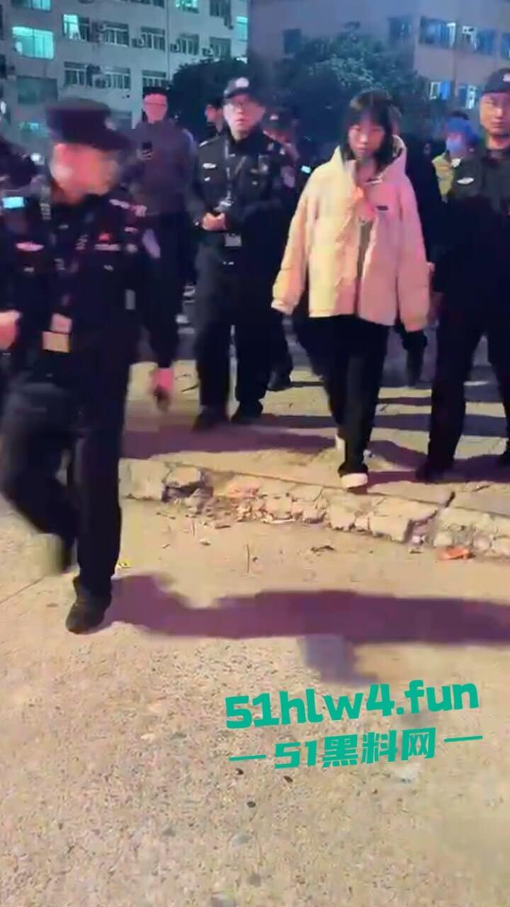 吉利学院杀人事件，女学生遭遇猥亵推搡中持刀将男子捅死，女孩已经被特警带走。  第4张