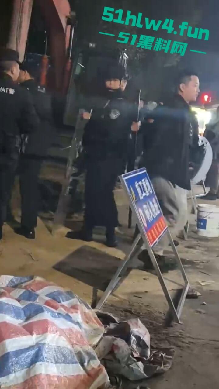 吉利学院杀人事件，女学生遭遇猥亵推搡中持刀将男子捅死，女孩已经被特警带走。  第6张