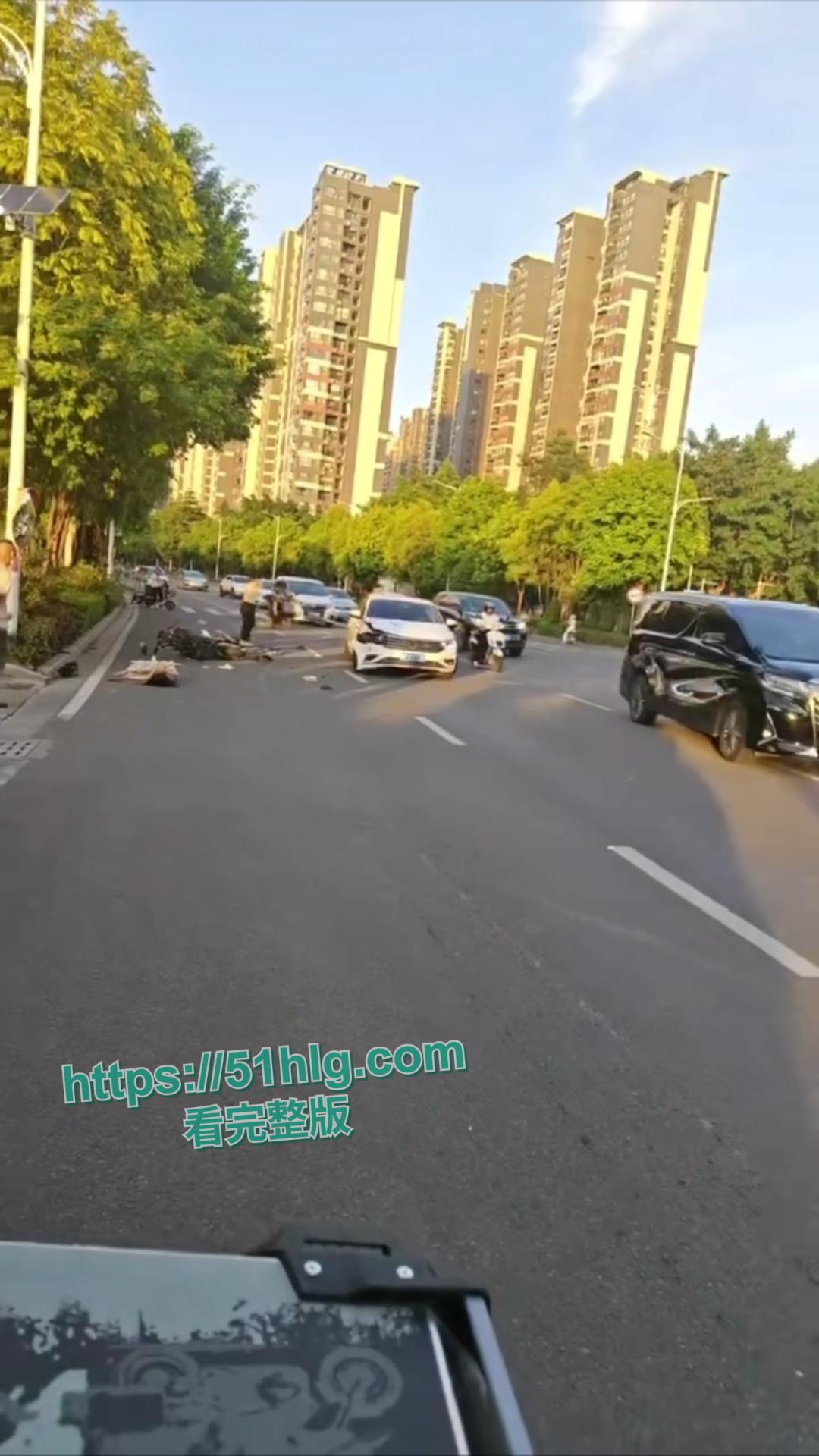 鲜血染红的街道！【河南】女骑士未戴头盔惨烈车祸现场，后脑着地血淋淋一片，恐怕凶多吉少  第1张