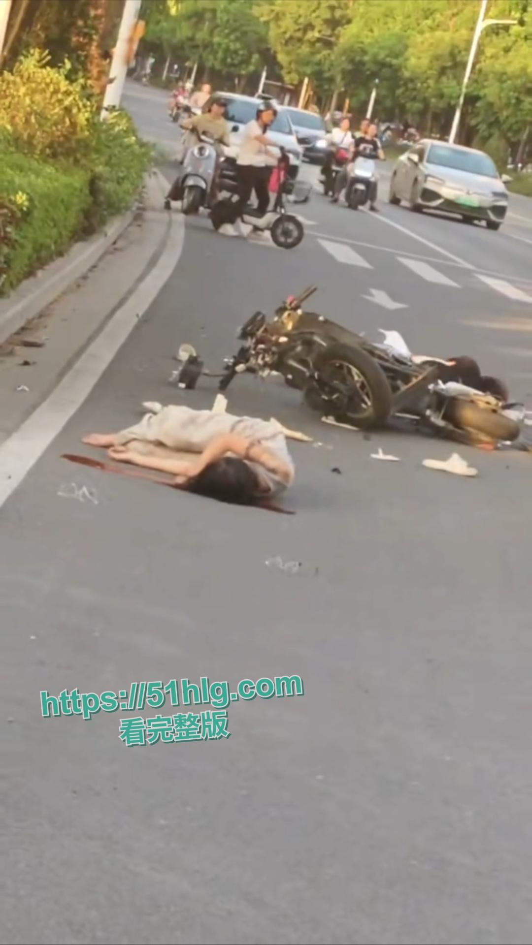 鲜血染红的街道！【河南】女骑士未戴头盔惨烈车祸现场，后脑着地血淋淋一片，恐怕凶多吉少  第2张