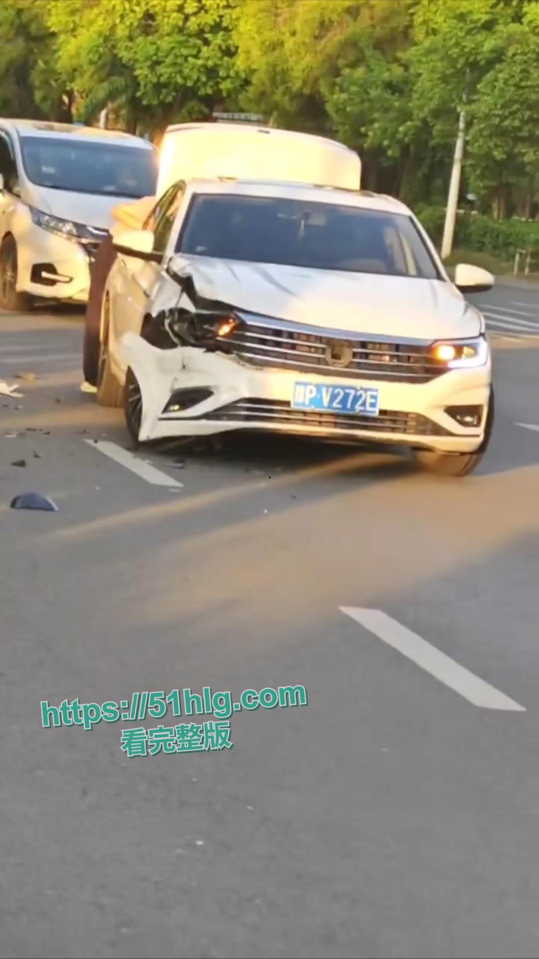 鲜血染红的街道！【河南】女骑士未戴头盔惨烈车祸现场，后脑着地血淋淋一片，恐怕凶多吉少  第3张