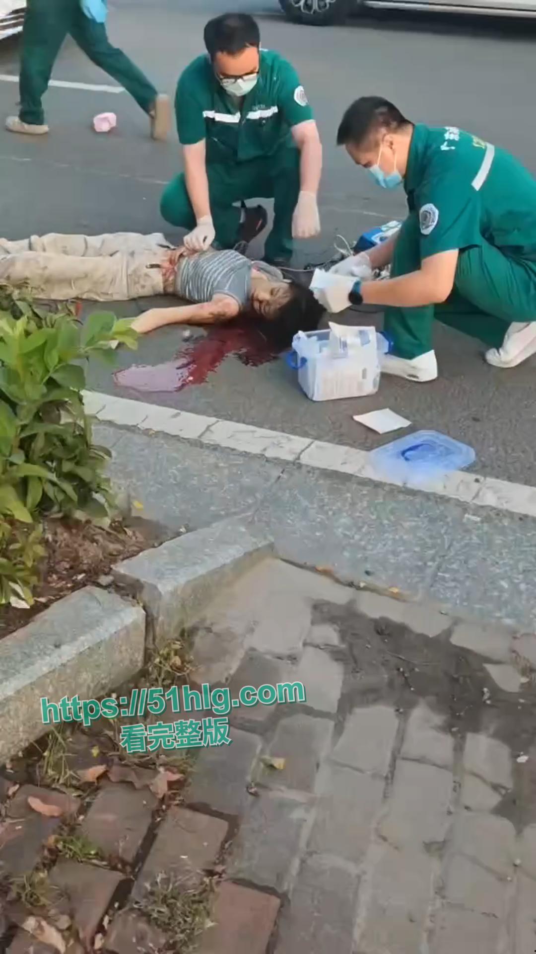 鲜血染红的街道！【河南】女骑士未戴头盔惨烈车祸现场，后脑着地血淋淋一片，恐怕凶多吉少  第4张