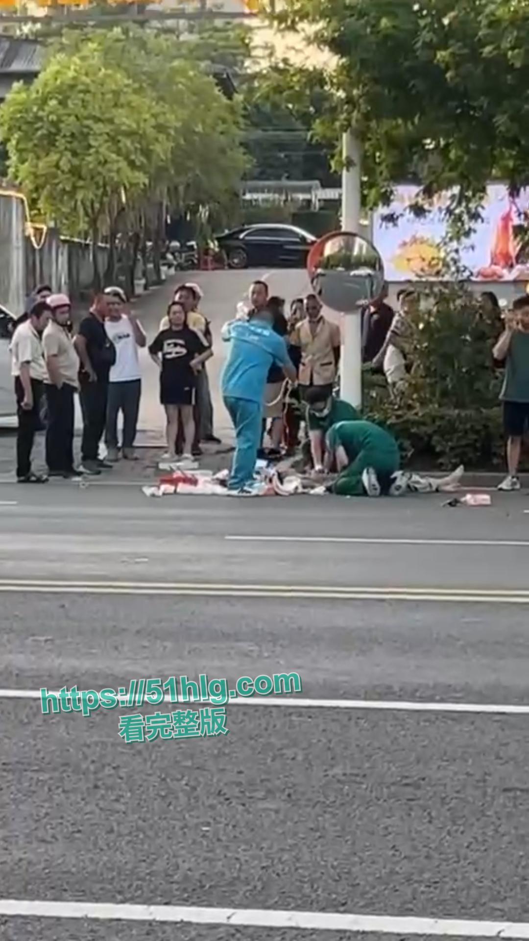 鲜血染红的街道！【河南】女骑士未戴头盔惨烈车祸现场，后脑着地血淋淋一片，恐怕凶多吉少  第5张