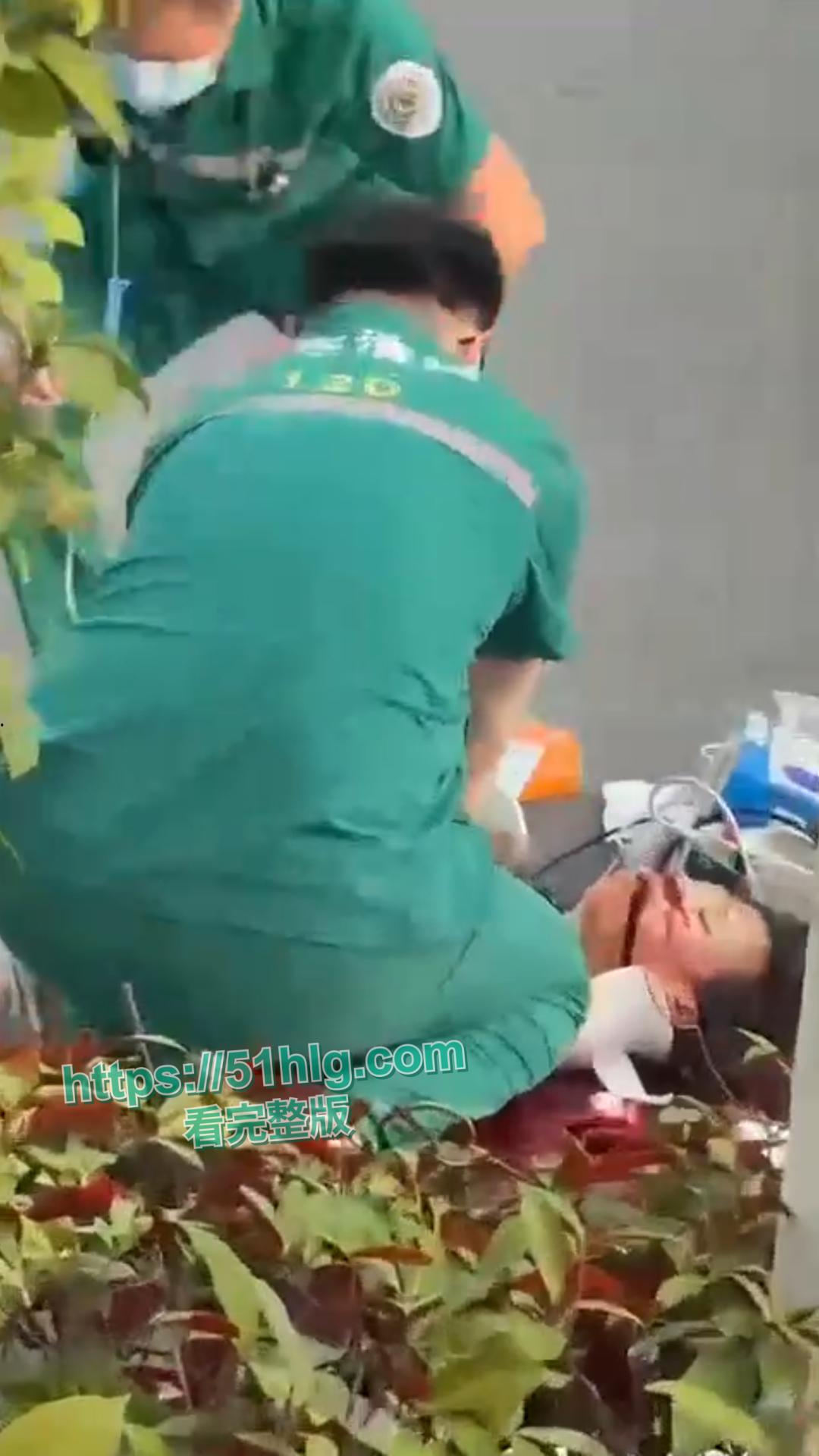 鲜血染红的街道！【河南】女骑士未戴头盔惨烈车祸现场，后脑着地血淋淋一片，恐怕凶多吉少  第6张