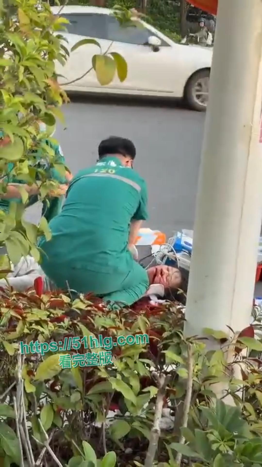 鲜血染红的街道！【河南】女骑士未戴头盔惨烈车祸现场，后脑着地血淋淋一片，恐怕凶多吉少  第7张