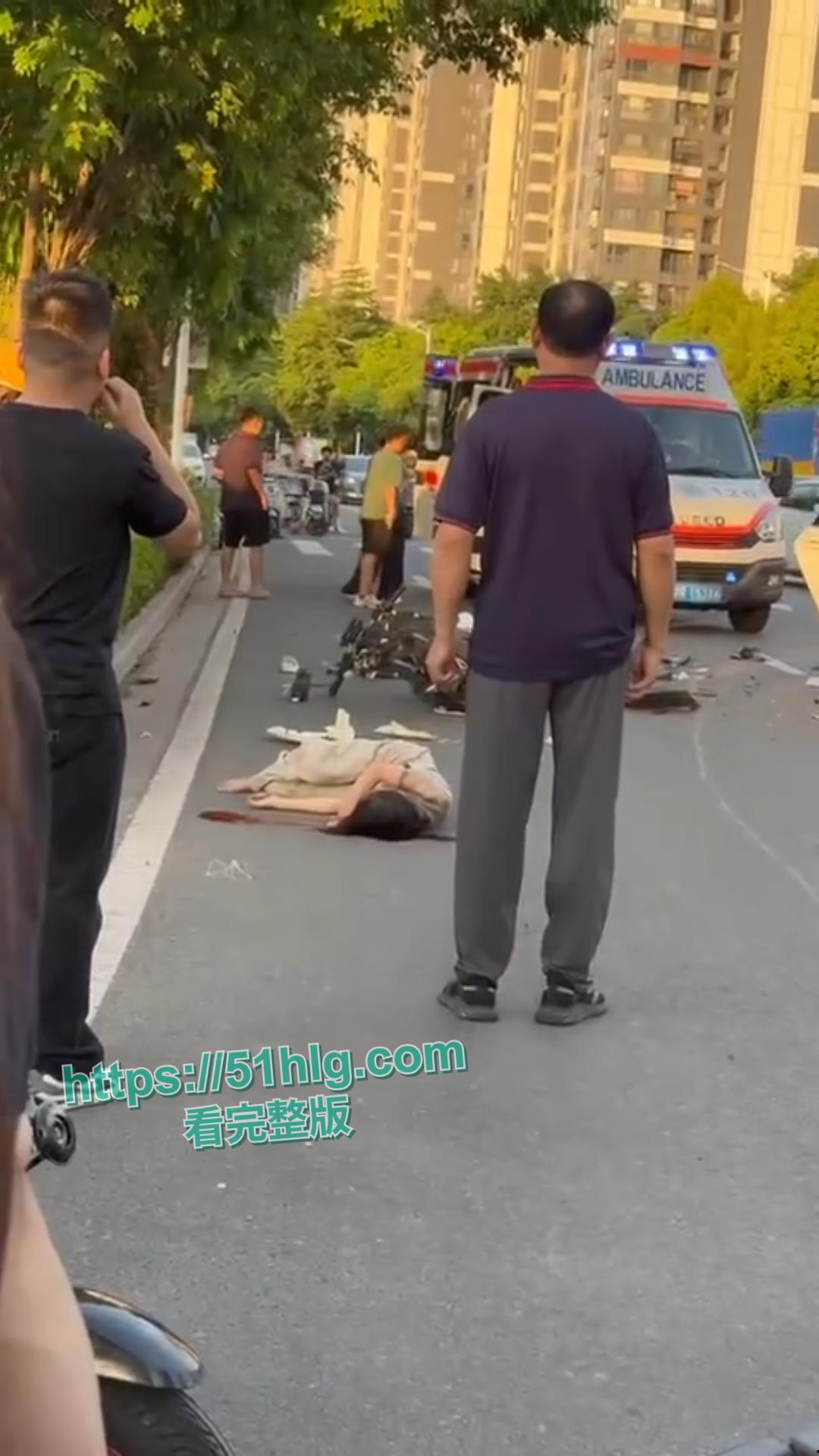 鲜血染红的街道！【河南】女骑士未戴头盔惨烈车祸现场，后脑着地血淋淋一片，恐怕凶多吉少  第8张