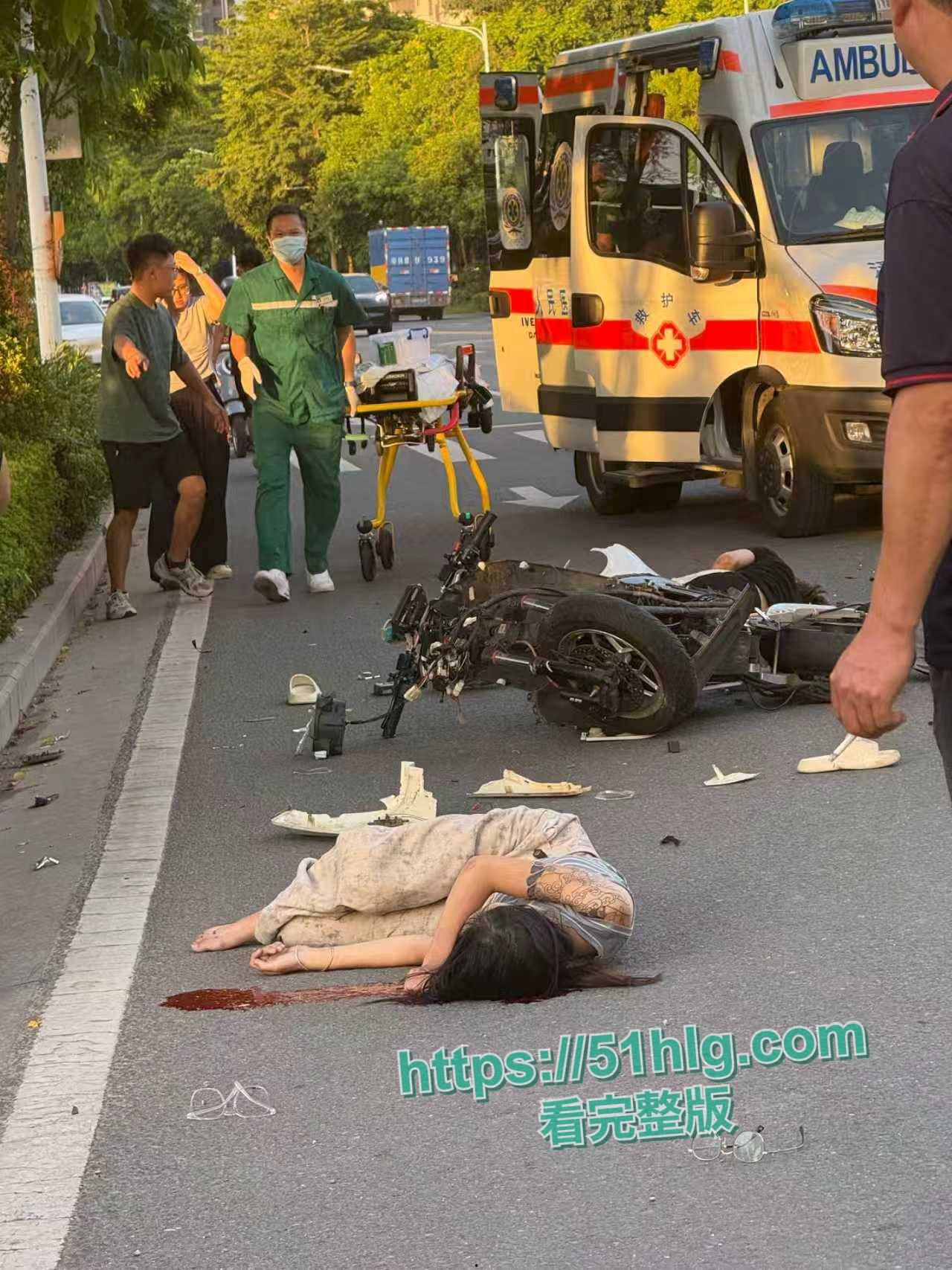 鲜血染红的街道！【河南】女骑士未戴头盔惨烈车祸现场，后脑着地血淋淋一片，恐怕凶多吉少  第9张