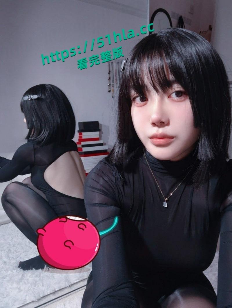 高颜值福利姬【高桥千凛】三点全露私拍，琉光15D连体油光黑丝，经典传世作品对镜展示肥美嫩鲍！  第4张