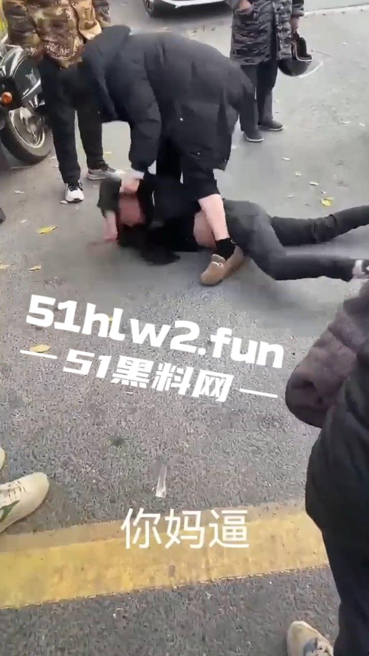 大哥以处对象名义，白操女人一年多 一分钱不花，连件衣服都不买还想分手被女子追到工地一顿暴打。  第1张