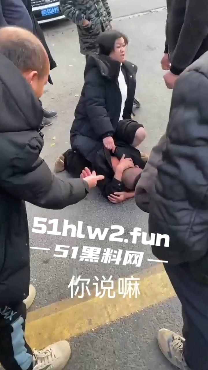 大哥以处对象名义，白操女人一年多 一分钱不花，连件衣服都不买还想分手被女子追到工地一顿暴打。  第2张