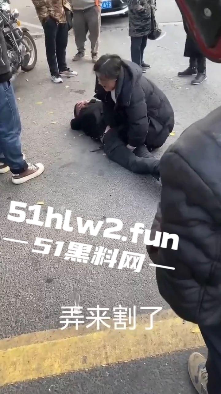 大哥以处对象名义，白操女人一年多 一分钱不花，连件衣服都不买还想分手被女子追到工地一顿暴打。  第3张