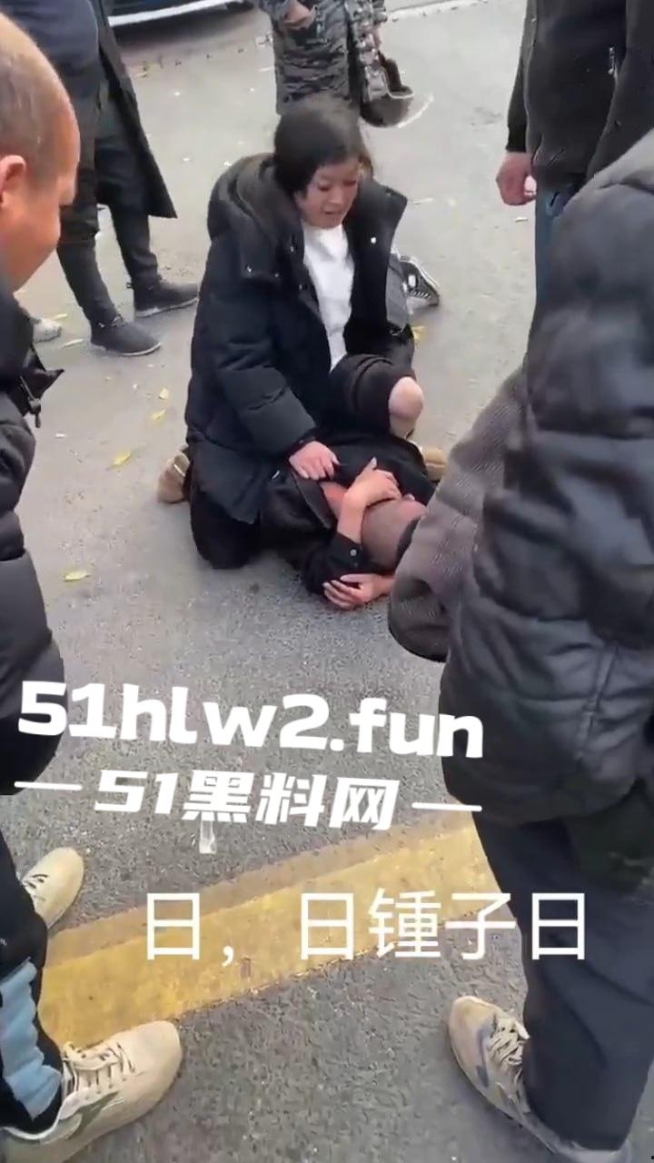 大哥以处对象名义，白操女人一年多 一分钱不花，连件衣服都不买还想分手被女子追到工地一顿暴打。  第4张