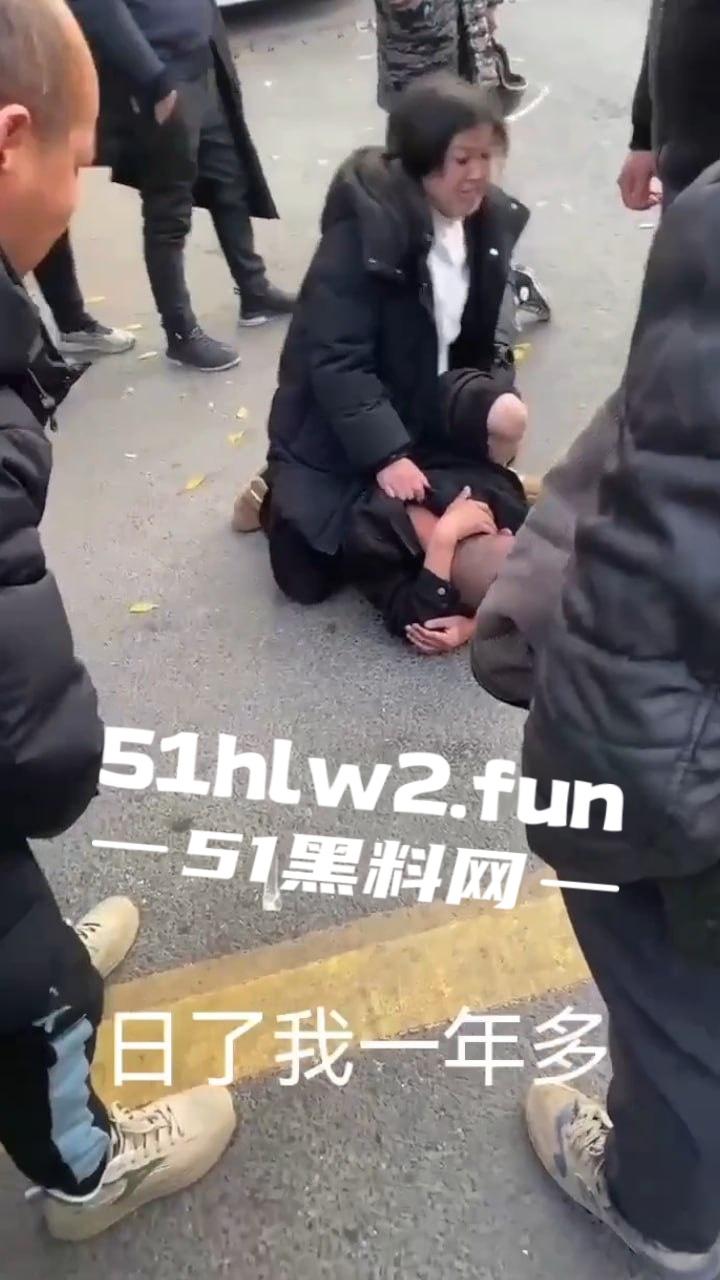 大哥以处对象名义，白操女人一年多 一分钱不花，连件衣服都不买还想分手被女子追到工地一顿暴打。  第5张