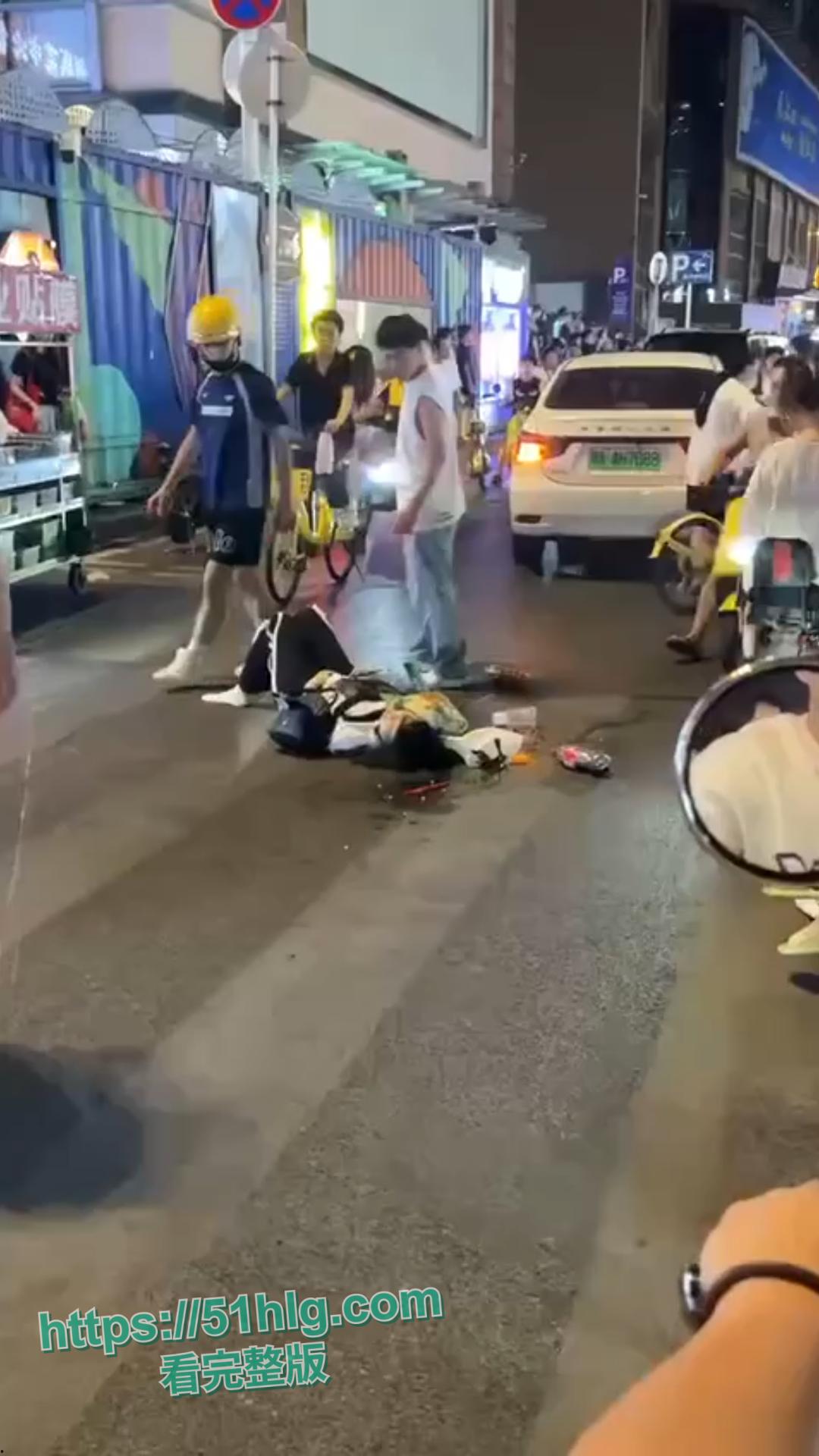 惨烈至极!【武汉】江汉路惊现极速车祸,连撞十余人 车底竟压着两人,堪称现实版“死神来了” 第1张 惨烈至极!【武汉】江汉路惊现极速车祸,连撞十余人 车底竟压着两人,堪称现实版“死神来了” 第1张