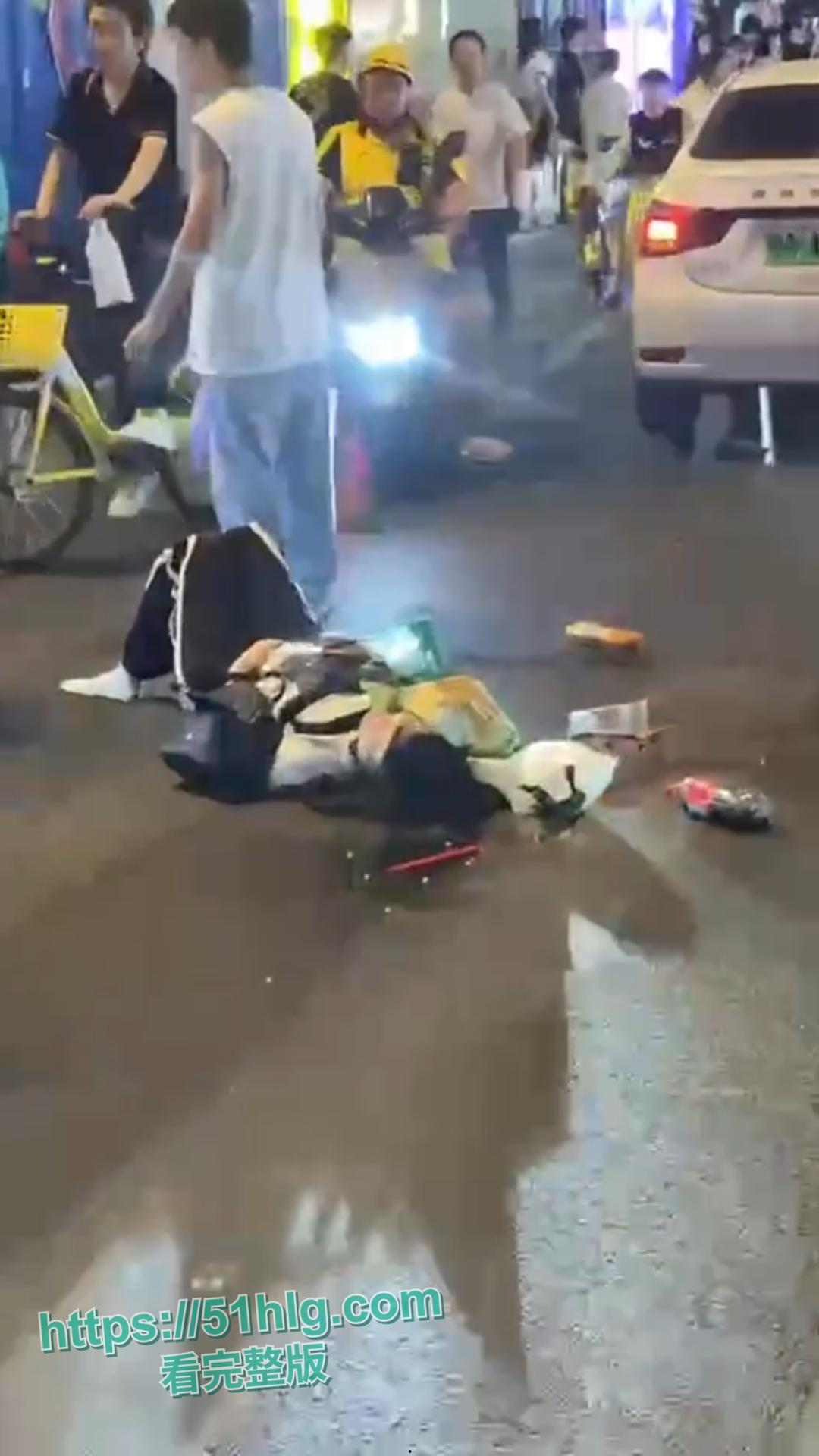 惨烈至极!【武汉】江汉路惊现极速车祸,连撞十余人 车底竟压着两人,堪称现实版“死神来了” 第2张 惨烈至极!【武汉】江汉路惊现极速车祸,连撞十余人 车底竟压着两人,堪称现实版“死神来了” 第2张