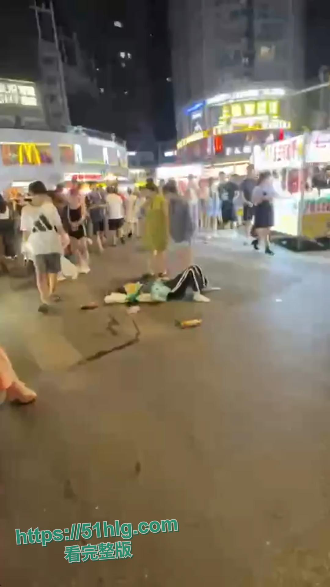 惨烈至极!【武汉】江汉路惊现极速车祸,连撞十余人 车底竟压着两人,堪称现实版“死神来了” 第3张 惨烈至极!【武汉】江汉路惊现极速车祸,连撞十余人 车底竟压着两人,堪称现实版“死神来了” 第3张