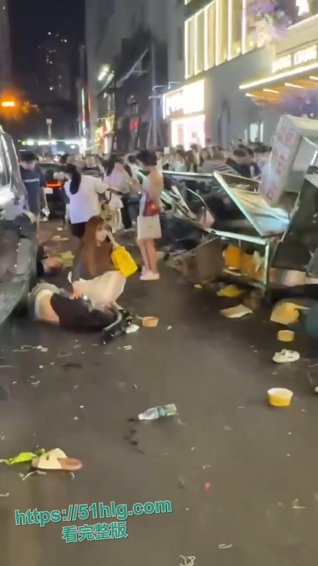 惨烈至极!【武汉】江汉路惊现极速车祸,连撞十余人 车底竟压着两人,堪称现实版“死神来了” 第4张 惨烈至极!【武汉】江汉路惊现极速车祸,连撞十余人 车底竟压着两人,堪称现实版“死神来了” 第4张